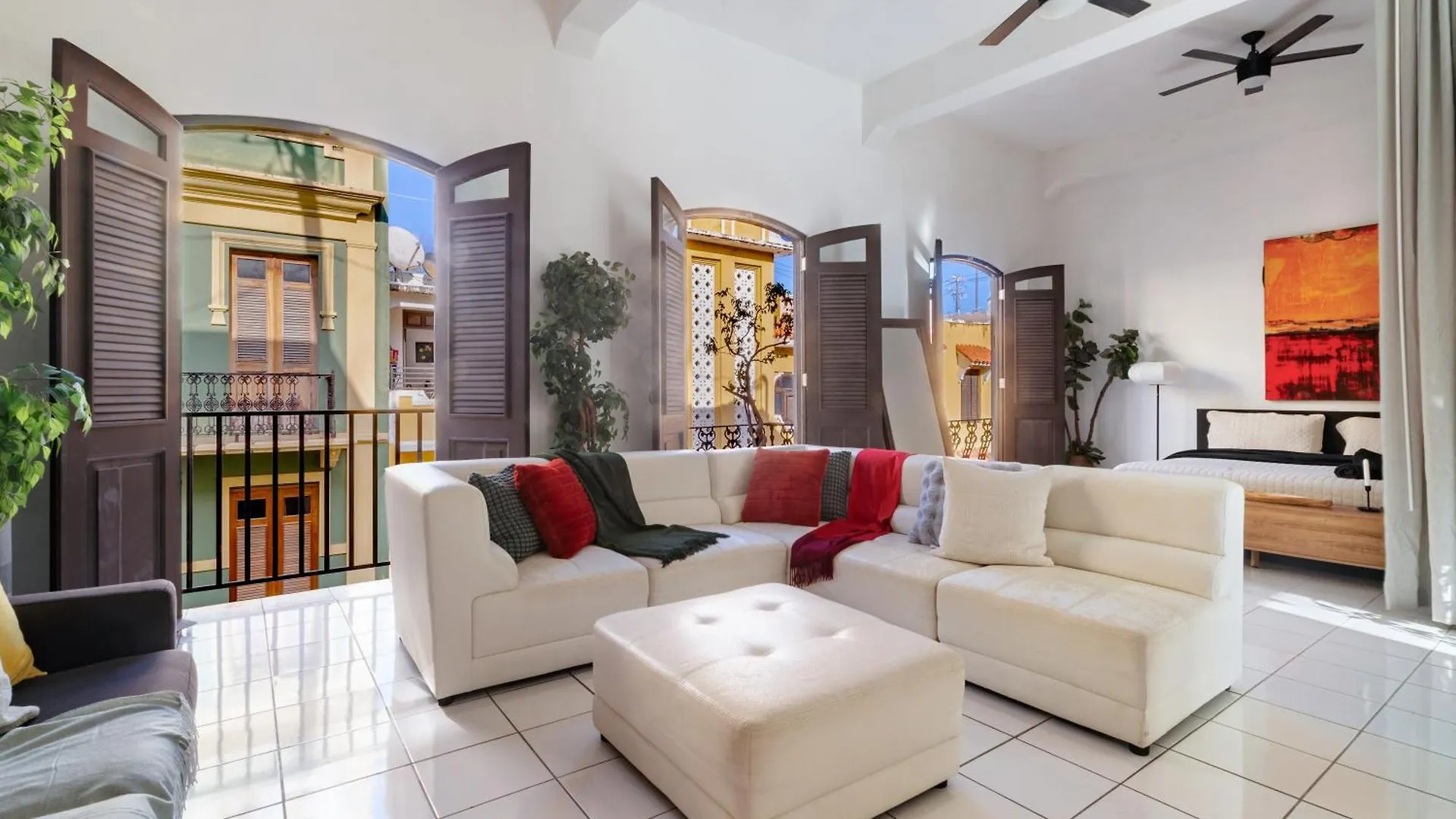 Spanish Penthouse Historic Mansion Private Patioの連絡先